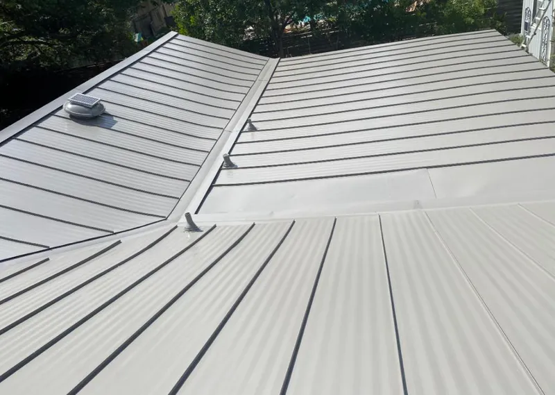 Solar attic fan installed on a metal roof for Roof Ventilation in Rotterdam
